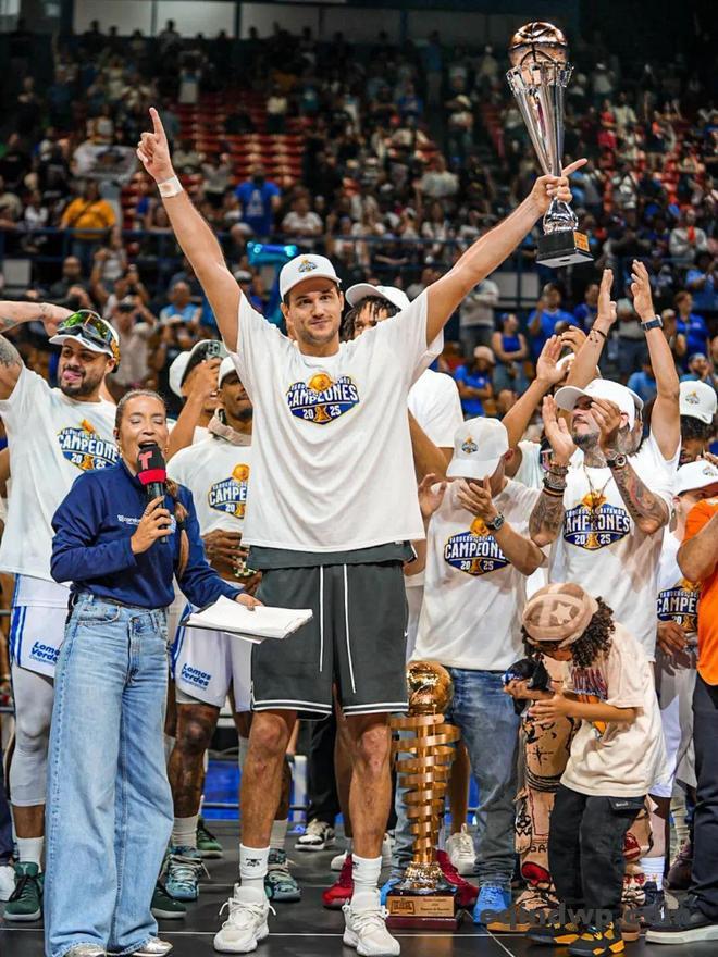 打了21年职业的玻璃人,终于拿到生涯首冠